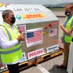 El ministro panameño de salud, Luis Francisco Sucre (i), el jefe de misión de la Embajada de EE.UU., Stewart Tuttle (c) y la canciller de Panamá, Erika Mouynes (d) reciben un lote de vacunas Pfizer contra la covid-19, en el aeropuerto internacional de Tocumen en ciudad de Panamá (Panamá). Estados Unidos donó este miércoles a Panamá 503.100 dosis de la vacuna contra la covid de la farmacéutica estadounidense Pfizer