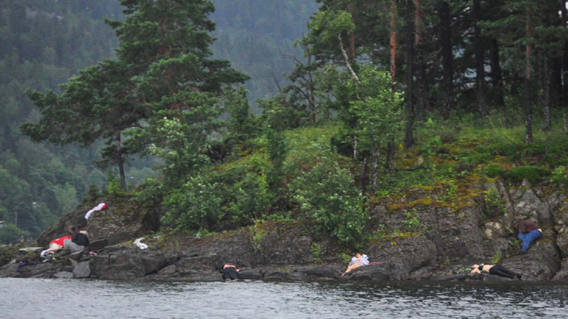 Armado con una pistola y un rifle y vestido de policía, Breivik siguió disparando contra los jóvenes noruegos que intentaban huir de la isla a nado. Mató a 69 personas en Utoya e hirió a más de un centenar