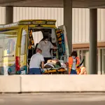 Una ambulancia en Urgencias del hospital HULA en Lugo