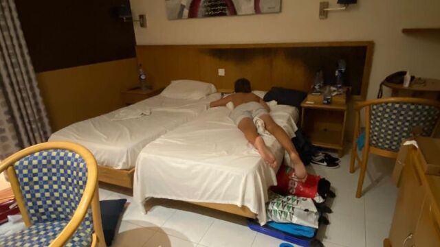 Miguel, de 12 años, en la cama de su habitación del hotel en Malta, donde está aislado con un compañero desde hace más de diez días