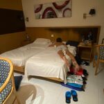 Miguel, de 12 años, en la cama de su habitación del hotel en Malta, donde está aislado con un compañero desde hace más de diez días