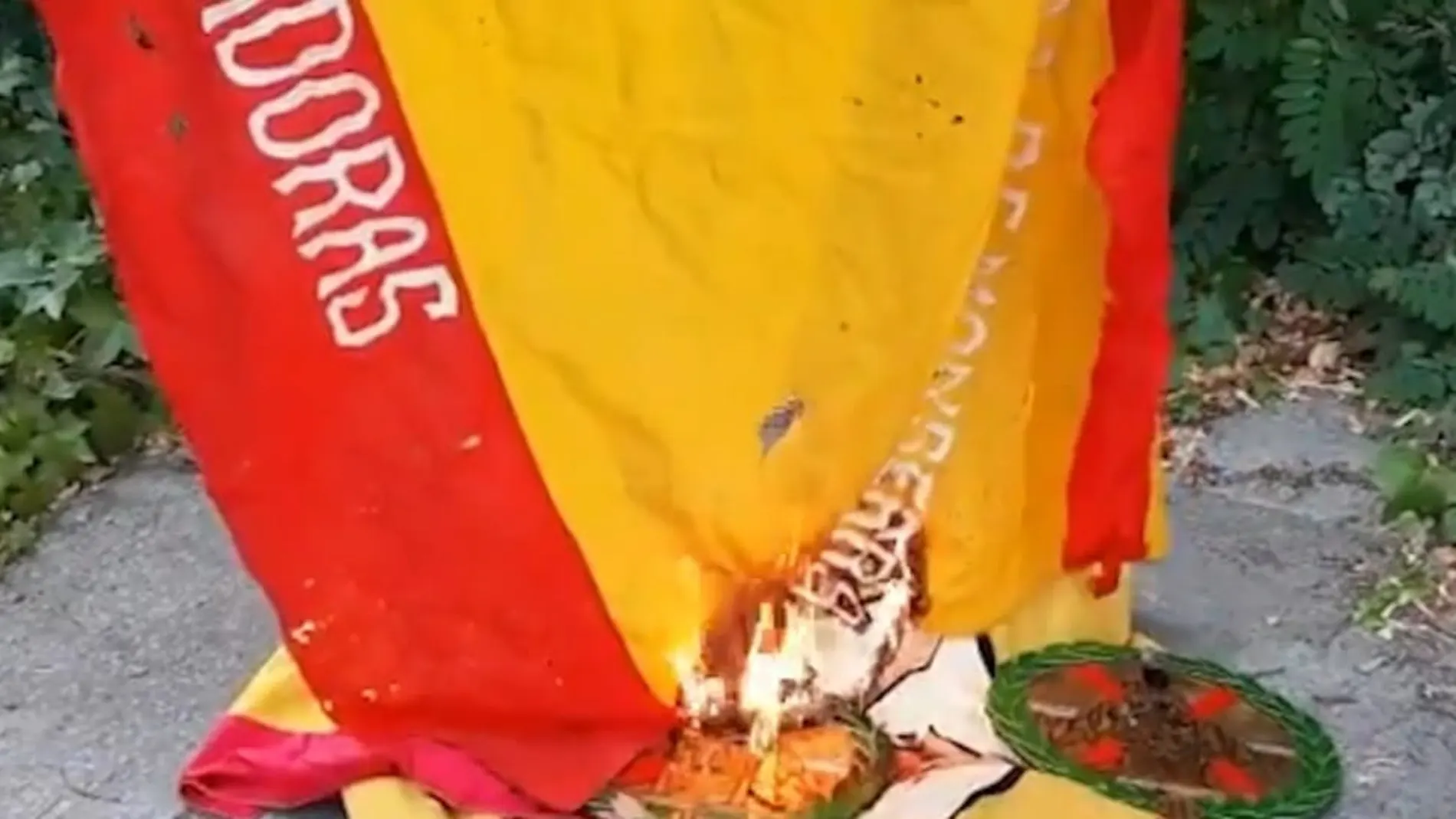 Quema de una bandera y símbolos del Tercio de Requetés de Montserrat el pasado verano