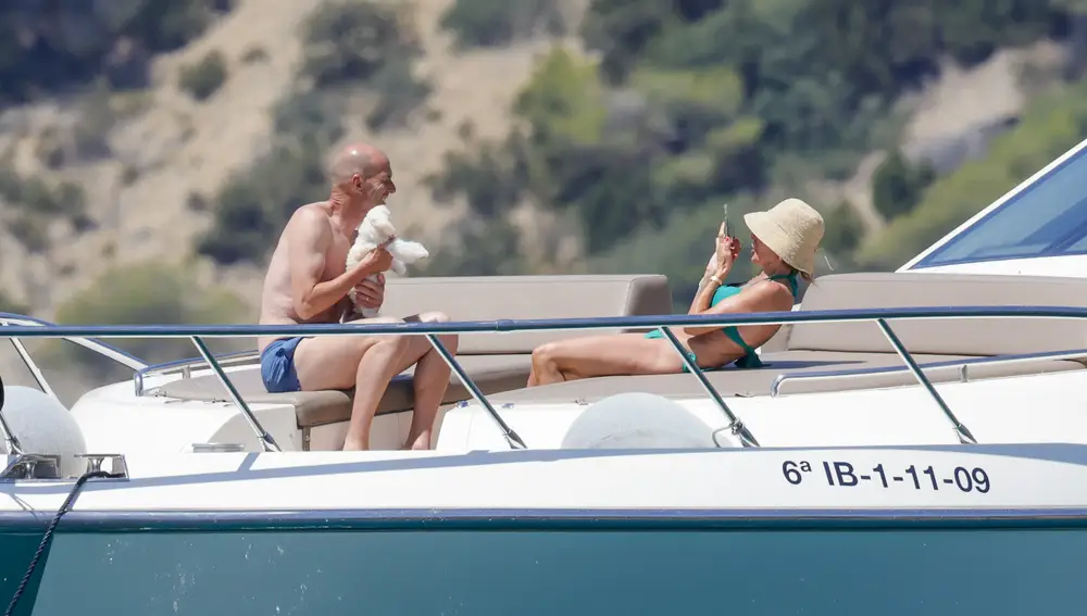 Zidane posa para su mujer Véronique en su yate en Ibiza