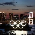 Los aros olímpicos, en la bahía de Tokio