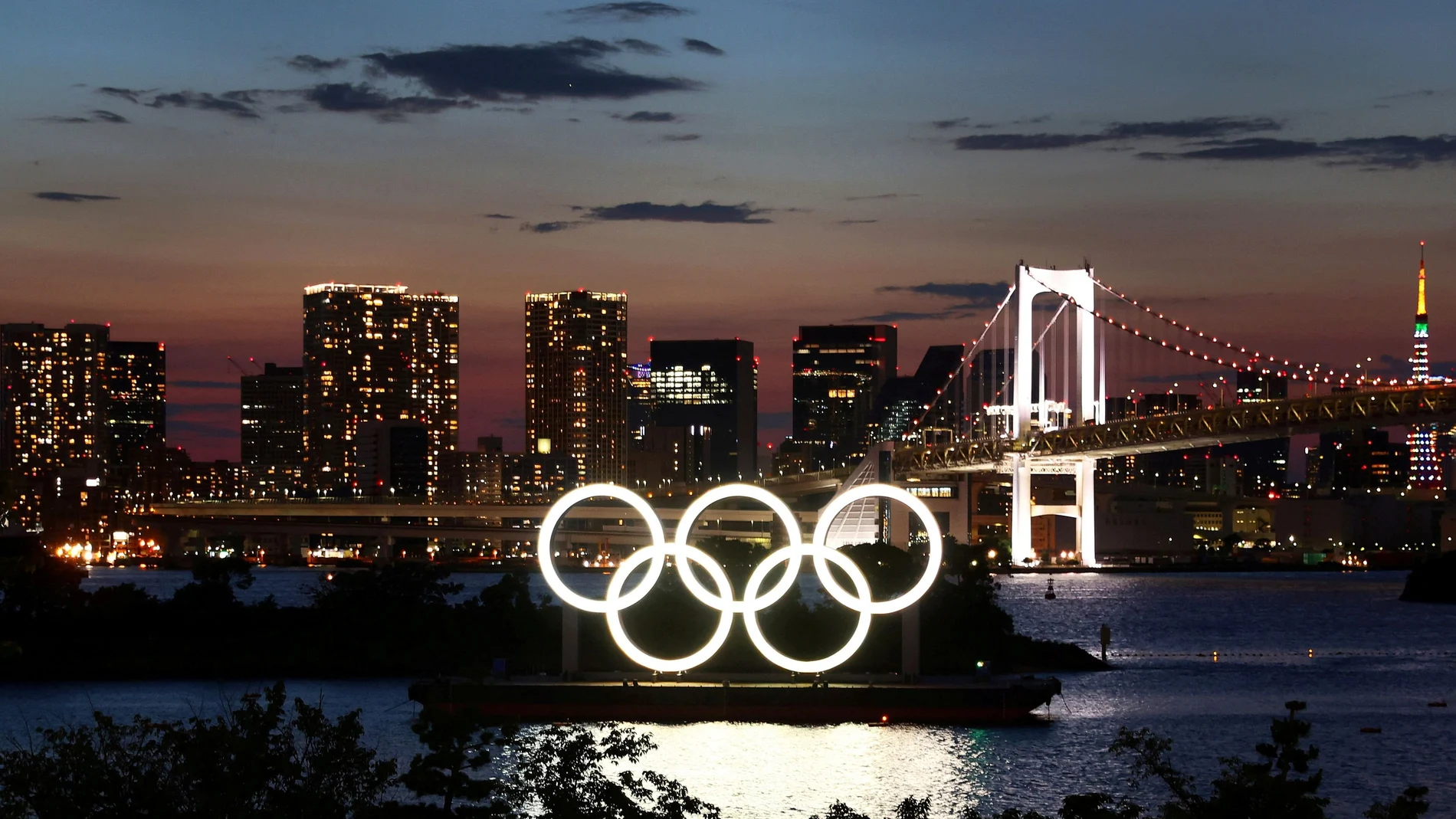 Los aros olímpicos, en la bahía de Tokio