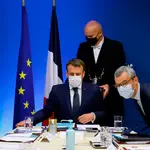 El presidente de Francia, Emmanuel Macron, junto a su primer ministro, Jean Castex, durante la reunión de seguridad nacional del jueves
