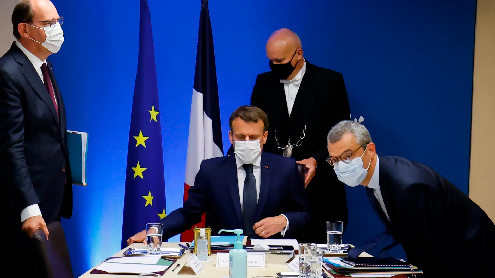 El presidente de Francia, Emmanuel Macron, junto a su primer ministro, Jean Castex, durante la reunión de seguridad nacional del jueves