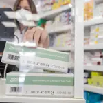 Una caja con test de antígenos contra la Covid-19 en una farmacia en Valencia, Comunidad Valenciana