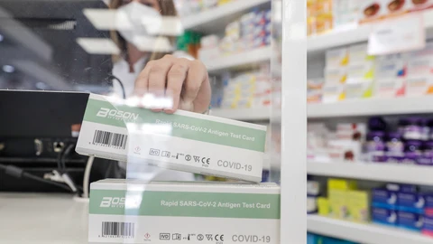 Una caja con test de antígenos contra la Covid-19 en una farmacia en Valencia, Comunidad Valenciana