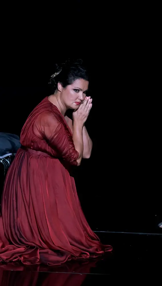 La soprano rusoaustrica Anna Yúrievna Netrebko durante su interpretación en la opera &quot;Tosca&quot; de Giacomo Puccini