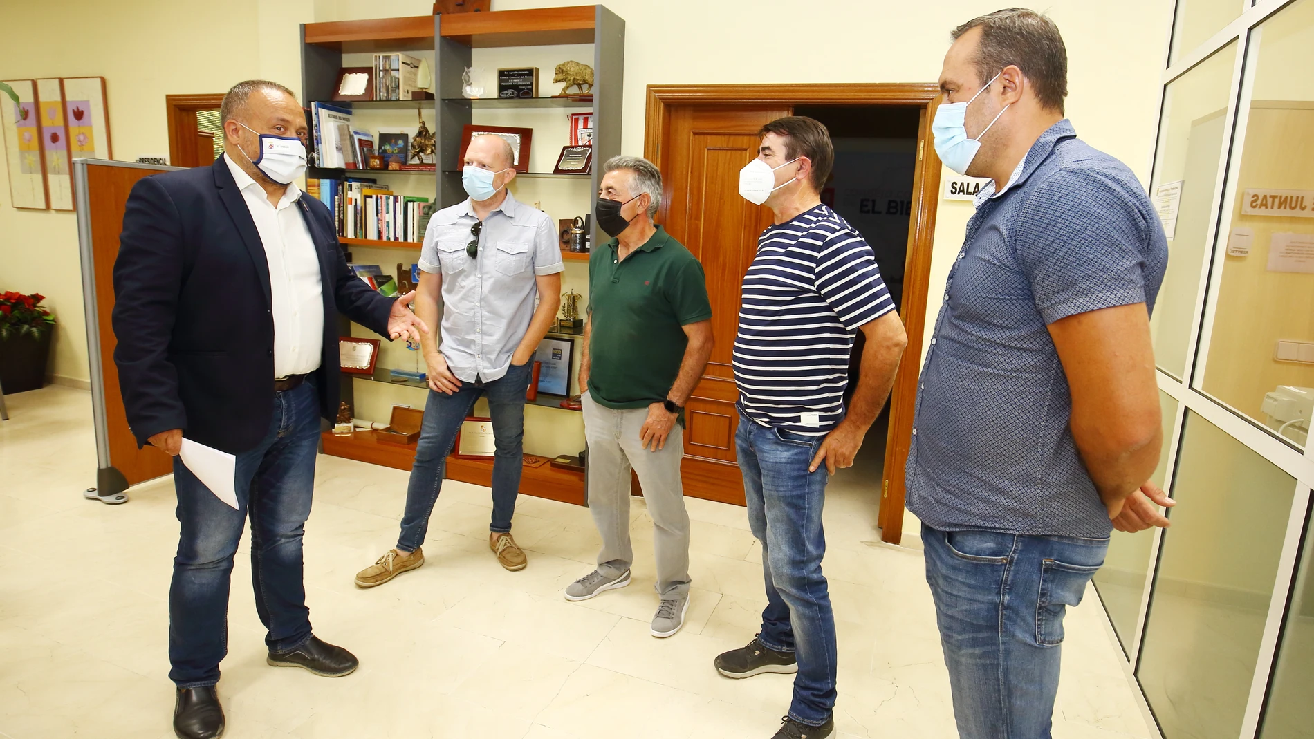 El presidente del Consejo Comarcal, Gerardo Álvarez Courel; el director técnico de Alimentos de Calidad del Bierzo, Pablo Linares; el alcalde de Noceda del Bierzo (León), Manuel Gómez; el alcalde de Folgoso de la Ribera (León), Jose Antonio García; y el alcalde de Corullón, Luis Alberto Arias, durante la presentación de las ferias "Apostando por El Bierzo. Naturalmente" del Banco de Tierras