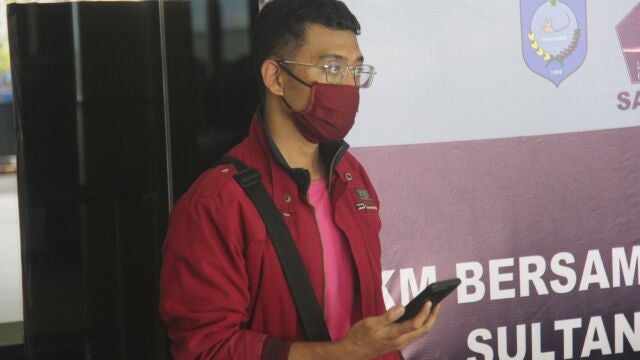 D. W. en la terminal del aeropuerto Sultan Babullah