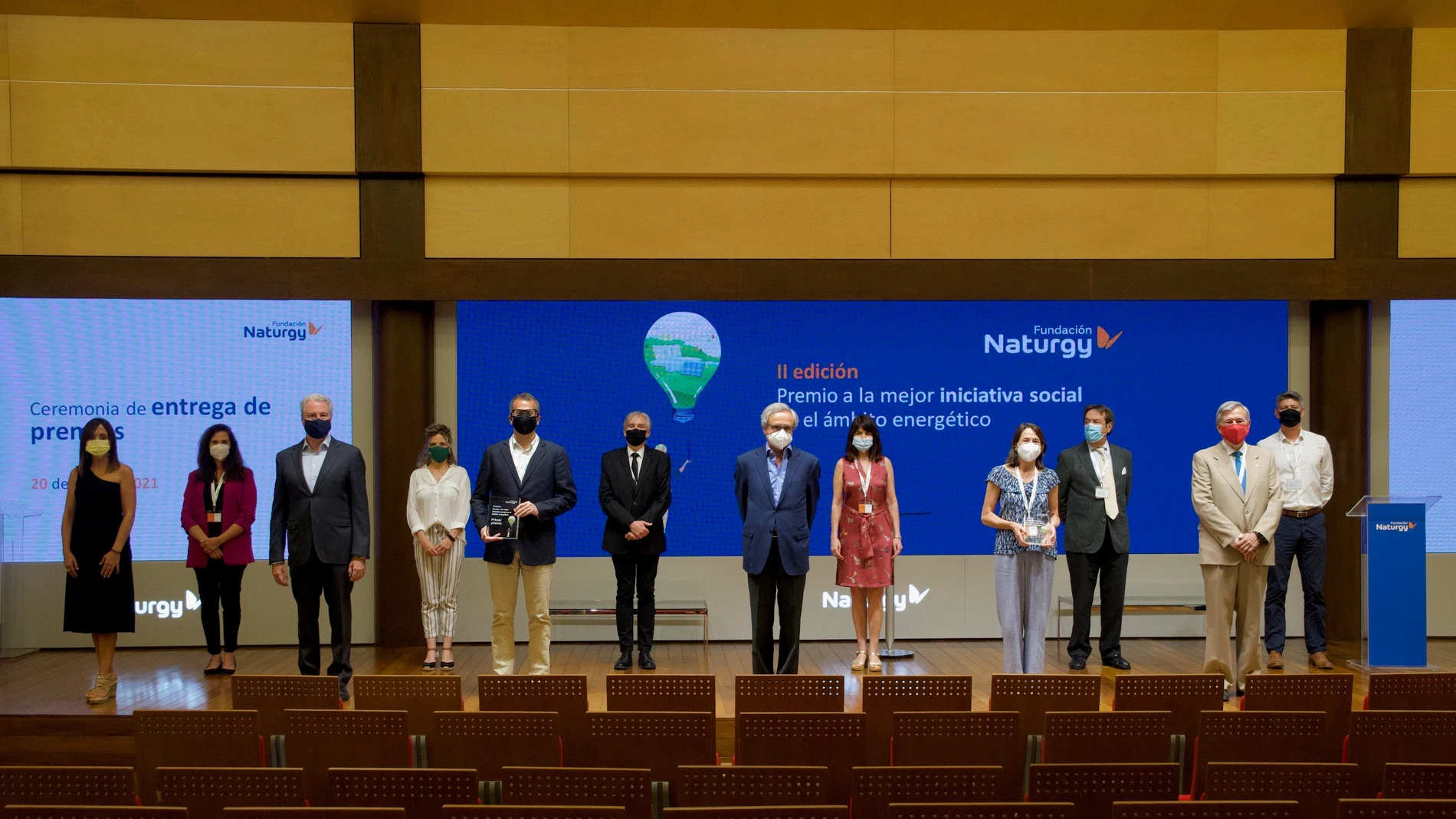 Ganadores y finalistas tras el acto de entrega del Premio a la Mejor Iniciativa Social en el ámbito energético, que otorga la Fundación Naturgy