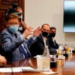 El presidente de la Generalitat, Ximo Puig (izqda), preside la Comisión Interdepartamental de la Generalitat para la Prevención y Actuación ante la Covid-19 revisa las restricciones y estudia ampliar el toque de queda de 01 a 06 horas a más municipios para hacer frente al incremento de casos de coronavirus.