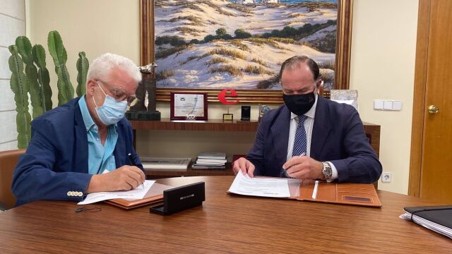 Ricardo Serra Arias y José Luis García-Palacios Álvarez durante la firma del convenio
