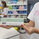 Una caja con test de antígenos contra la COVID-19 en una farmacia de Valencia,