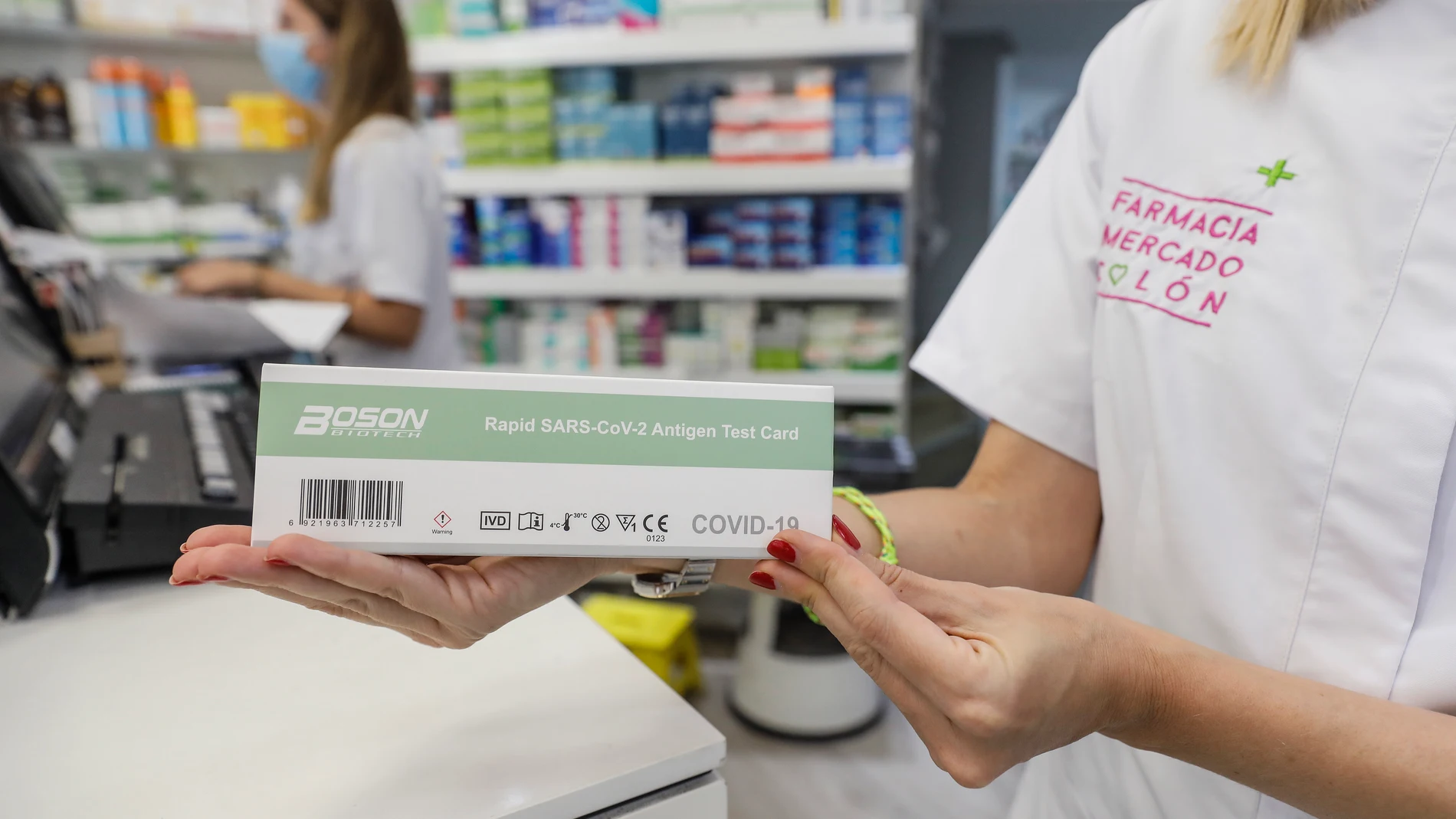 Una caja con test de antígenos contra la COVID-19 en una farmacia de Valencia,