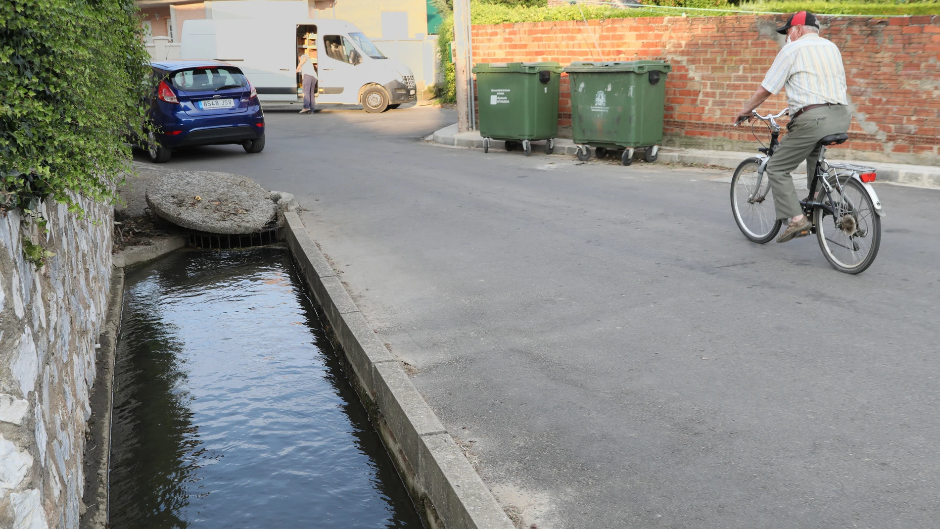 Un niño de poco más de un año fallece al caer en una acequia de riego que discurre por la calle la fábrica de Villaluenga de la Vega (Palencia)