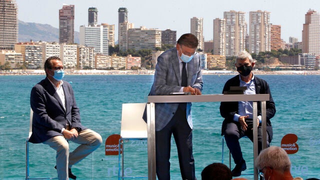 GRAFCVA7284. BENIDORM (ALICANTE), 22/07/2021.- El president de la Generalitat, Ximo Puig, firma un protocolo de colaboración para la celebración de un evento musical para la designación del representante español en Eurovisión, junto al alcalde de Benidorm, Toni Pérez (izqda), y el presidente de RTVE, José Manuel Tornero. EFE/Pep Morell
