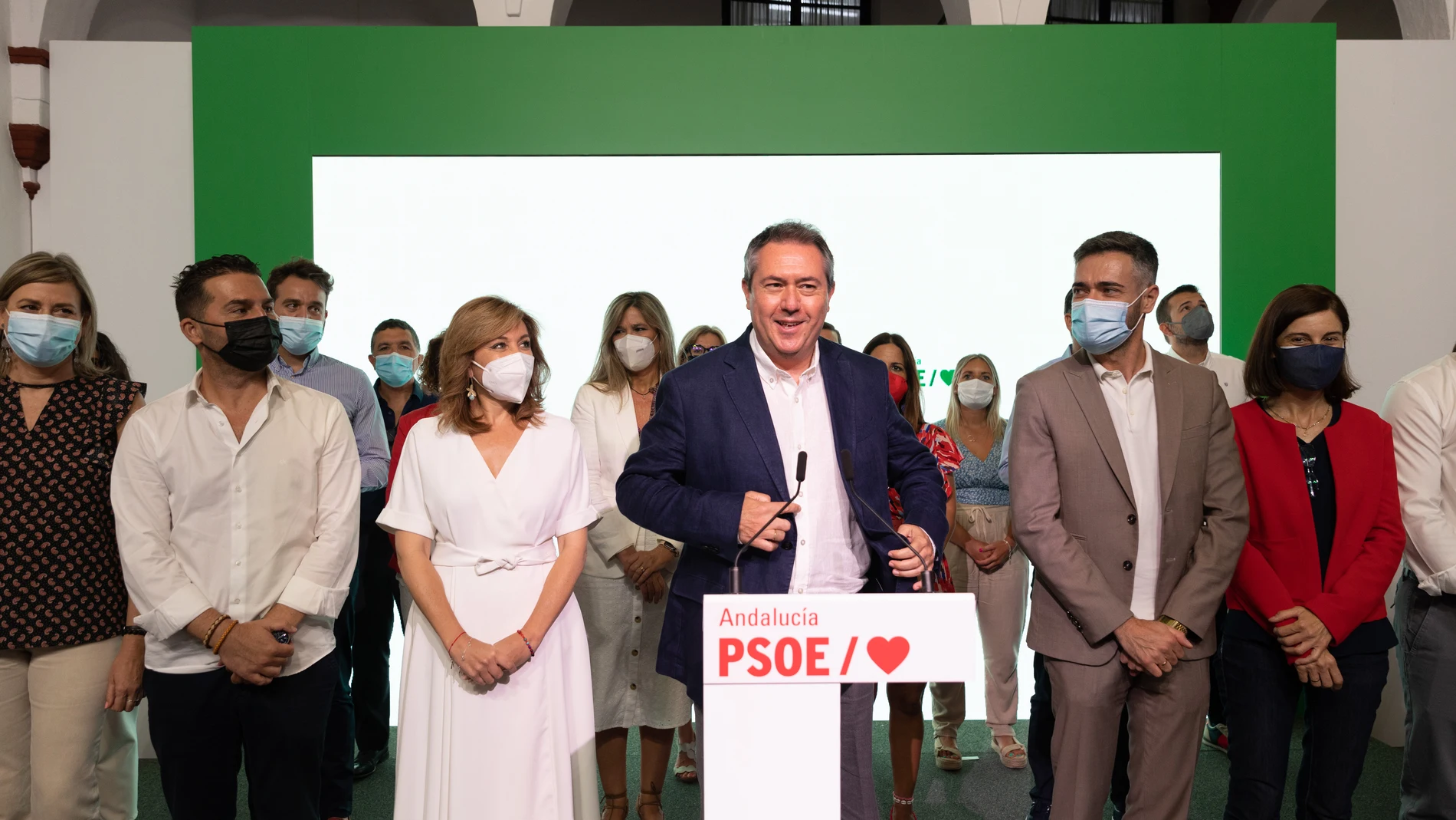 El nuevo líder del PSOE andaluz, Juan Espadas, en el centro, junto a Felipe Sicilia y otros miembros de su equipo