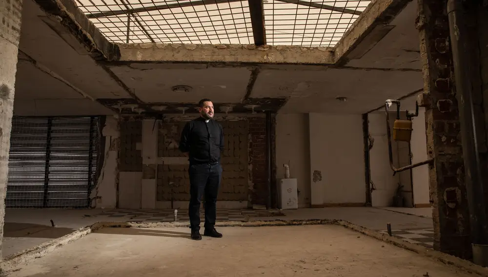 Alejandro Aravena, en el espacio que ocupaba una capilla antes de la explosión