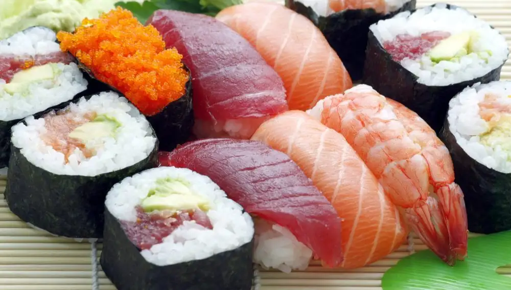 Ocho piezas de maki , nigiri o sashimi a base de salmón o anguila es la combinación más segura de sushi para poblaciones adultas y adolescentes