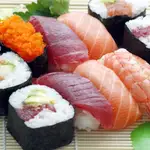 Ocho piezas de maki , nigiri o sashimi a base de salmón o anguila es la combinación más segura de sushi para poblaciones adultas y adolescentes