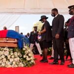 La primera dama de Haití, Martine Moise, se despidió este viernes de su esposo, el presidente Jovenel Moise, en su entierro en Cap-Haitien, Haití. EFE
