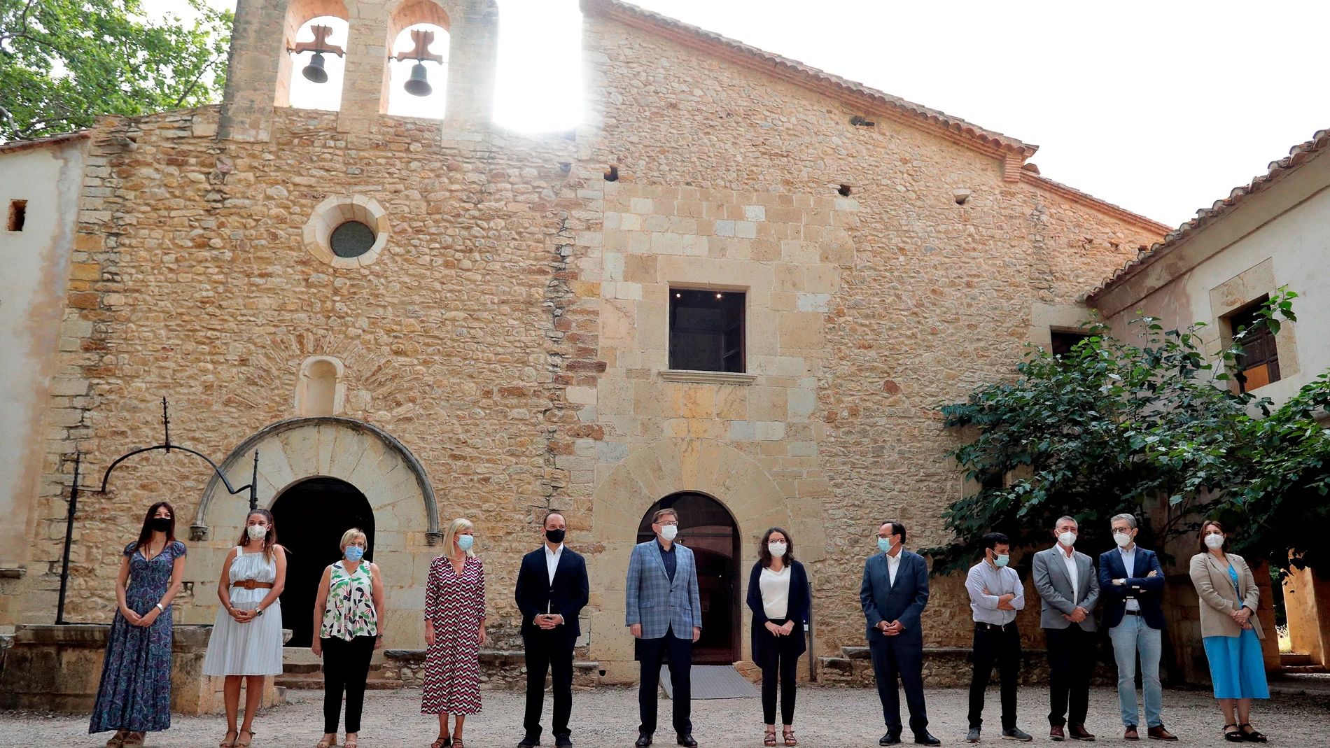 El president de la Generalitat, Ximo Puig (centro), posa junto al resto de miembros del Consell antes del comienzo de su sesión plenaria semanal, que en esta ocasión tiene lugar en Albocàsser