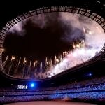 TOKIO (JAPÓN), 23/07/2021.- Fuegos artificiales durante la ceremonia inaugural de los Juegos Olímpicos de Tokio 2020, este viernes en el Estadio Olímpico, que no contará con la presencia de público en las gradas. EFE/ Enric Fontcuberta
