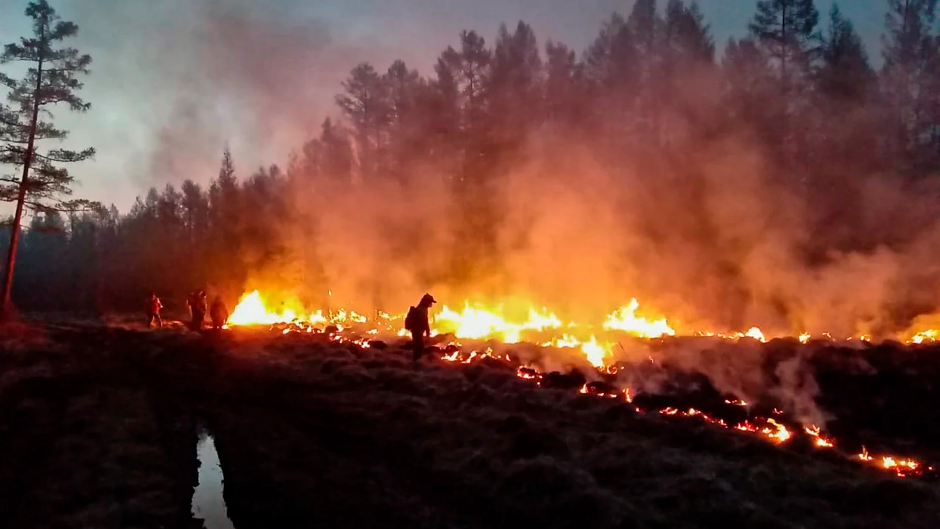 Sakha (Russian Federation), 22/07/2021.- A handout photo made available by the Ministry for Nature Protection of the Sakha Republic (Yakutia) on 23 July 2021, shows fire fighters try to extinguish wildfire in the Republic of Sakha (Yakutia), Russia. According to the operational data of Russian Emergency ministry, 216 wildfires are active on the territory of the Republic of Sakha (Yakutia). 2,119 people and 297 pieces of equipment were involved in extinguishing forest fires in Yakutia. (Incendio, Rusia) EFE/EPA/MINISTRY OF NATURE PROTECTION OF YAKUTIA HANDOUT HANDOUT HANDOUT EDITORIAL USE ONLY/NO SALES HANDOUT EDITORIAL USE ONLY/NO SALES