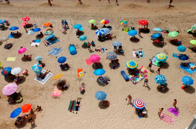 Decenas de turistas disfrutan del sol y la playa en Benidorm