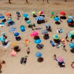 Decenas de turistas disfrutan del sol y la playa en Benidorm