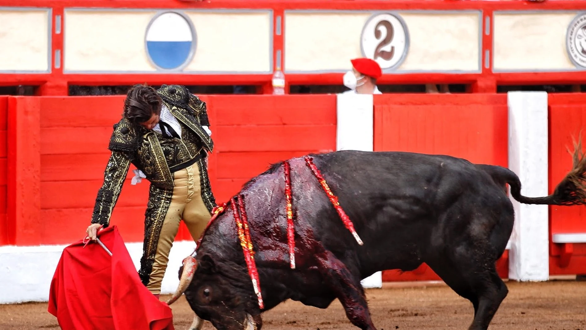 Buen derechazo de Morante al primero, en Santander