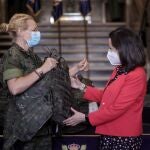 La ministra de Defensa, Margarita Robles (d), presencia la prueba del nuevo chaleco antifragmentos femenino