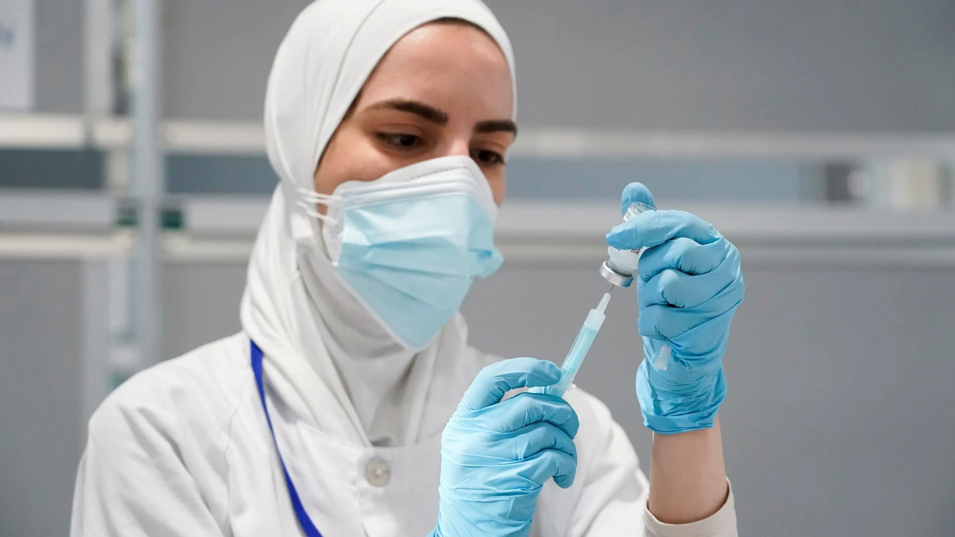 Una enfermera prepara una vacuna en el Hospital Zendal de Madrid