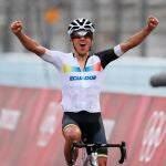 El ecuatoriano Richard Carapaz celebra su victoria en la prueba de ciclismo en ruta en los Juegos de Tokio 2020