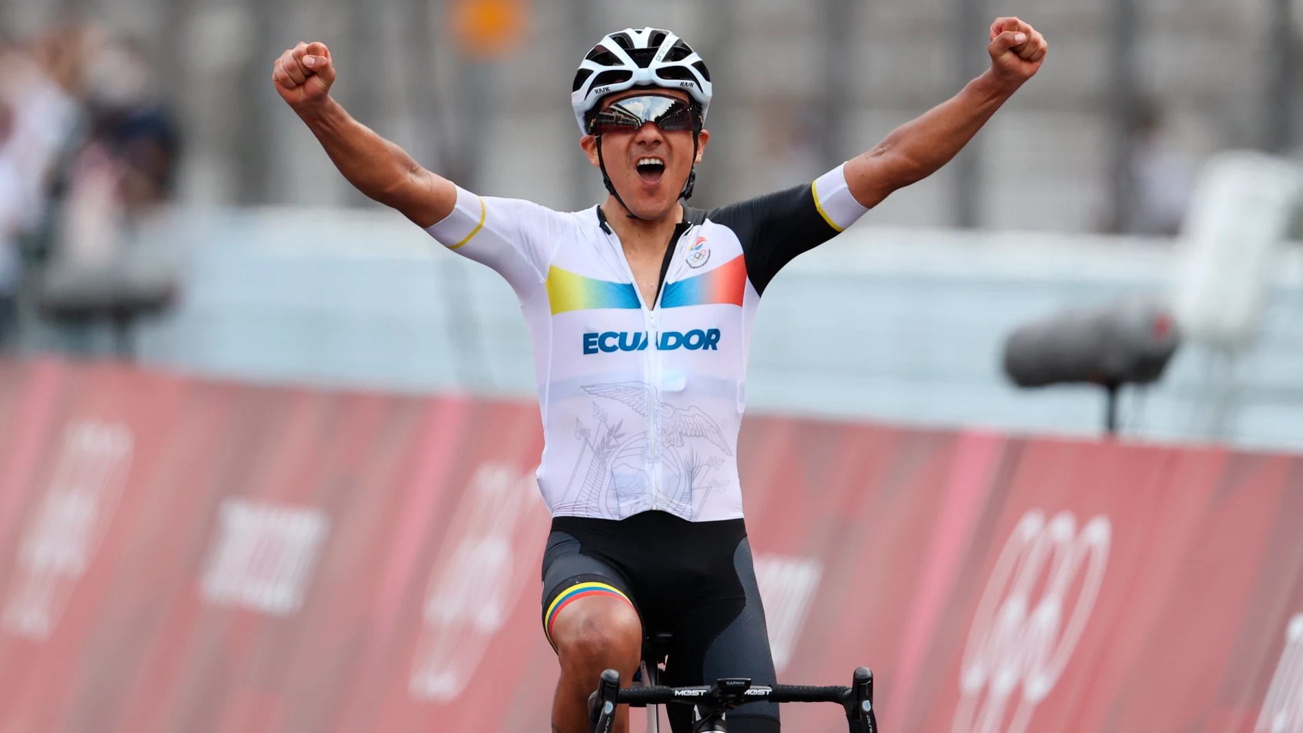 El ecuatoriano Richard Carapaz celebra su victoria en la prueba de ciclismo en ruta en los Juegos de Tokio 2020