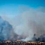 Medios aéreos luchan contra un incendio en la localidad de Villarrasa (Huelva)
