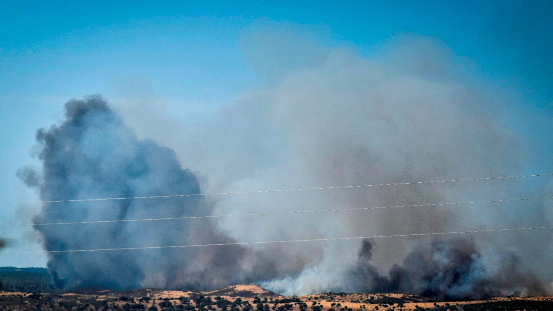 Medios aéreos luchan contra un incendio en la localidad de Villarrasa (Huelva)