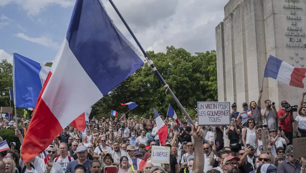 Protestas en París contra el certificado sanitario
