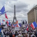 Miles de personas en el Trocadero, en París, contra el certificado sanitario