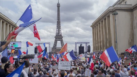 Miles de personas en el Trocadero, en París, contra el certificado sanitario