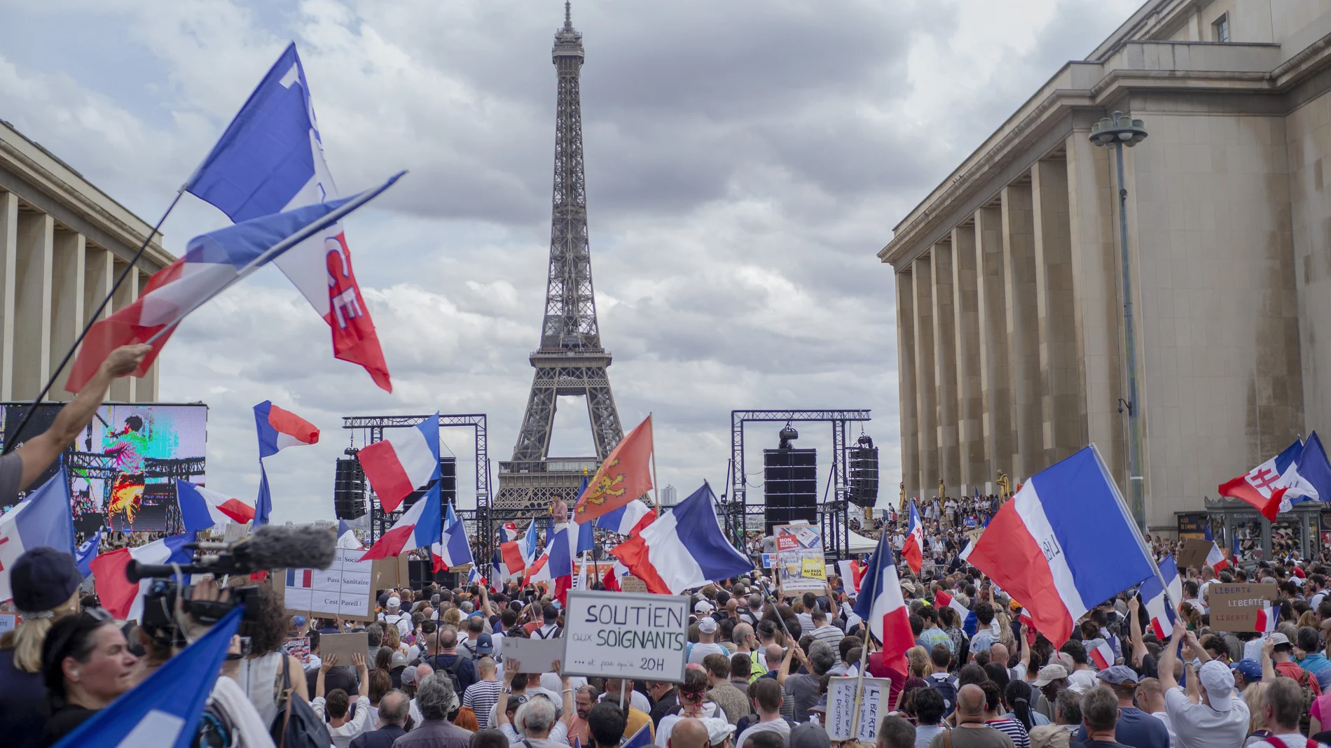 Miles de personas en el Trocadero, en París, contra el certificado sanitario