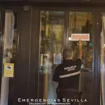 Un agente de la Policía Local precinta un establecimiento