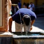 Un visitante se refresca en una fuente del Patio de los Naranjos de la Mezquita Catedral de Córdoba. EFE/Salas