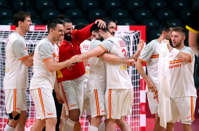 Los jugadores españoles celebran el triunfo ante Alemania