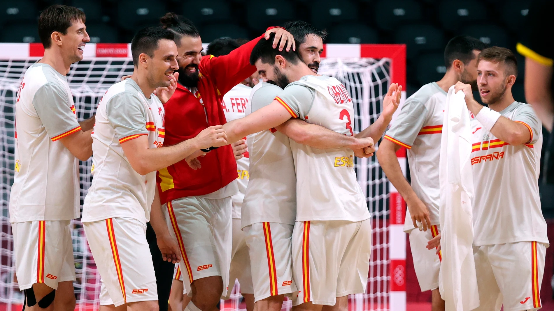 Los jugadores españoles celebran el triunfo ante Alemania