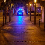 Un coche de la Policía Nacional patrullando por la noche