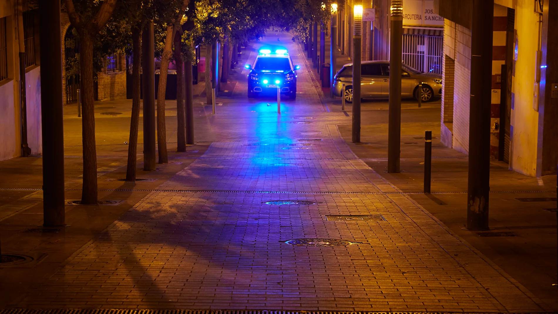 Un coche de la Policía Nacional patrullando por la noche.
